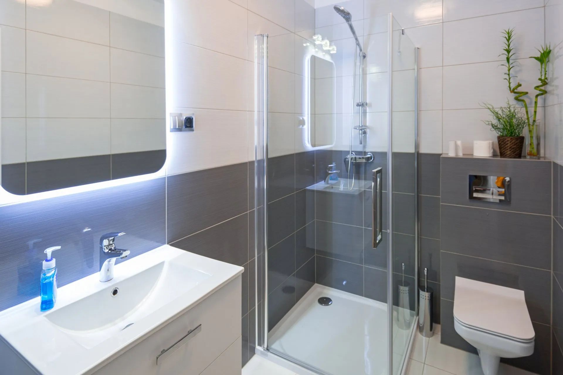 Comparing Frameless & Semi-Frameless Shower Screens: Pros And Cons